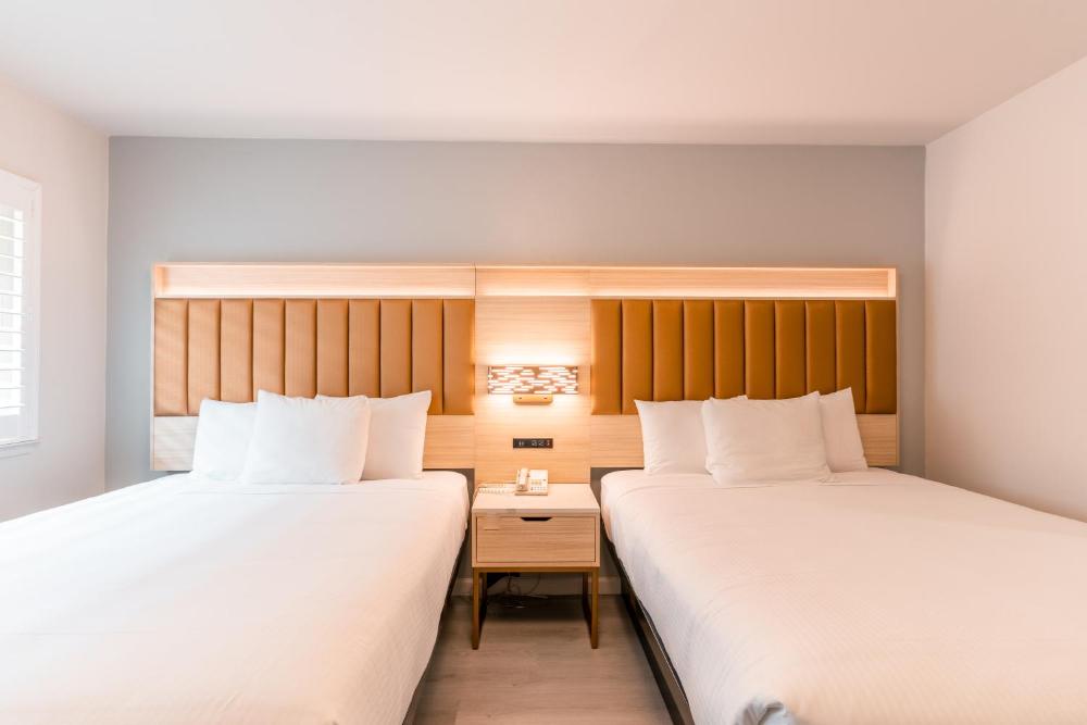 Queen Room with Two Queen Beds - Non-Smoking interior